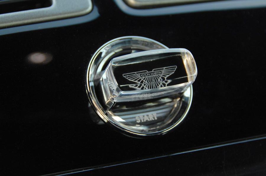 Детали интерьера Aston Martin DBS 007 Quantum of Solace 2008 года  (фото 7 из 43)